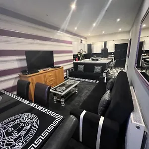 Apartment Boutique 2 Bed Grey Sleeps 10